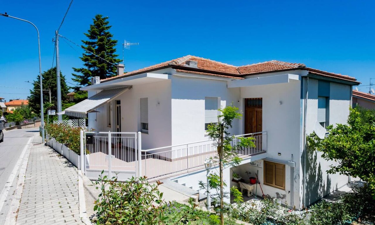 Silvi Villa | A charming 90-square-meter villa, perfect for six guests, featuring a private street-level entrance.The property is situated in a quiet area of ​Silvi and enjoys a great location: thanks to a pedestrian path, you can reach the sea in just 10 minutes