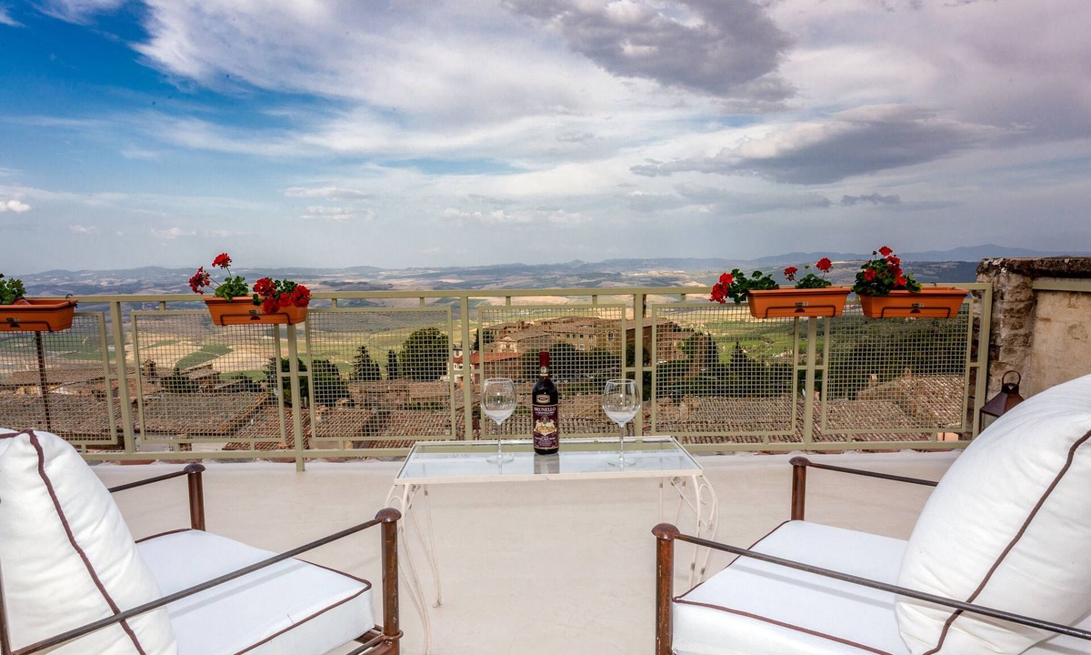 Montalcino House | A historic, cozy, quiet, and bright 16th-century house