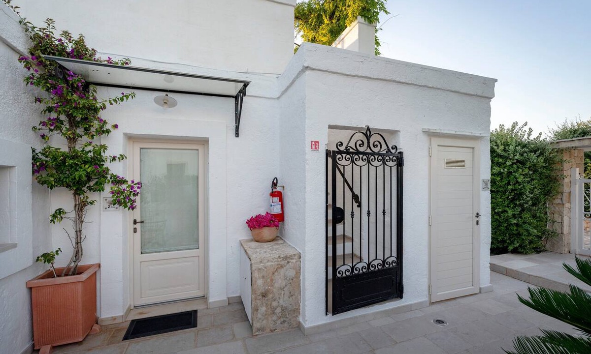 L'Assunta Apartment | Alloro Double Room in Elegant Villa near Beaches and Countryside