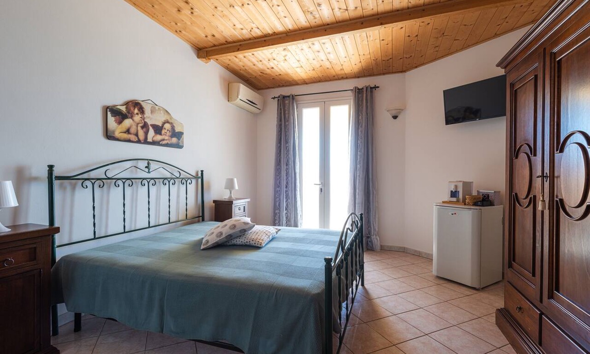 Cocumola Apartment | Angeli Nel Salento - Room 5 with Private Terrace, Wi-Fi and Air Conditioning