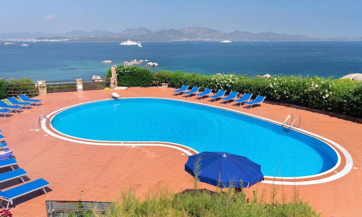 Li Cuncheddi Apartment | Apartment 'Casa Vacanze Eucalipto' with Sea View, Shared Pool and Private Garden