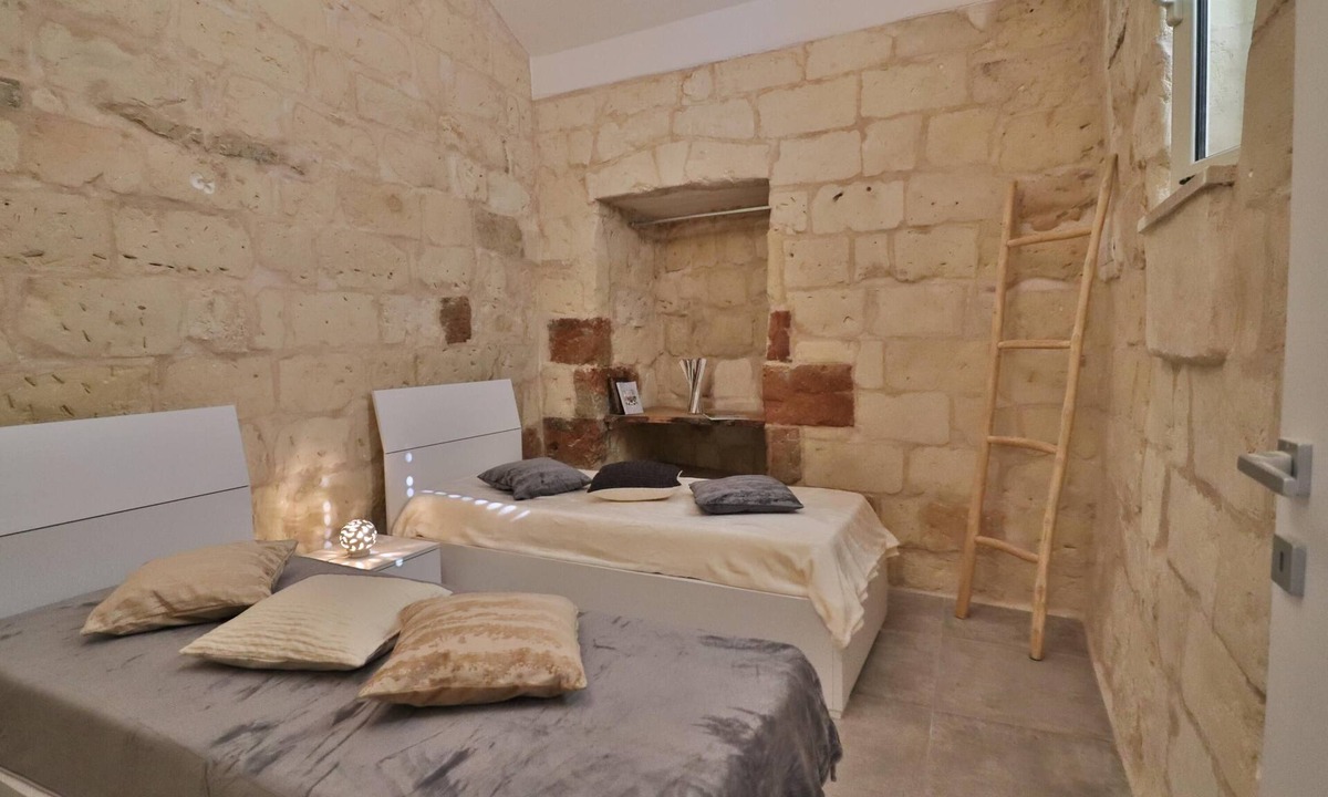 Otranto Historic Centre Apartment | Apartment "Dimora Storica Rebecca" Close to the Beach with Air Conditioning & Terrace