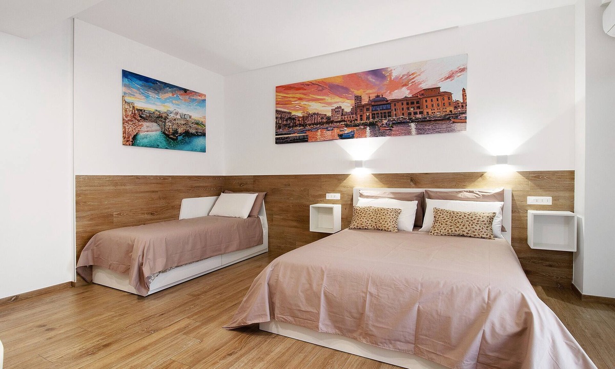 Municipio 2 Apartment | Apartment 'Gold - Il Centro Luxury Suites' with Balcony, Wi-Fi and Air Conditioning