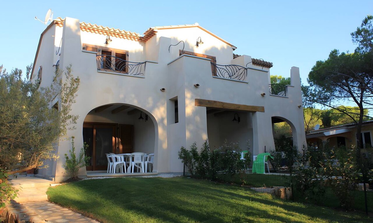 Cala Liberotto Apartment | Apartment 'La Corte Degli Ulivi A' with Sea View, Wi-Fi and Air Conditioning