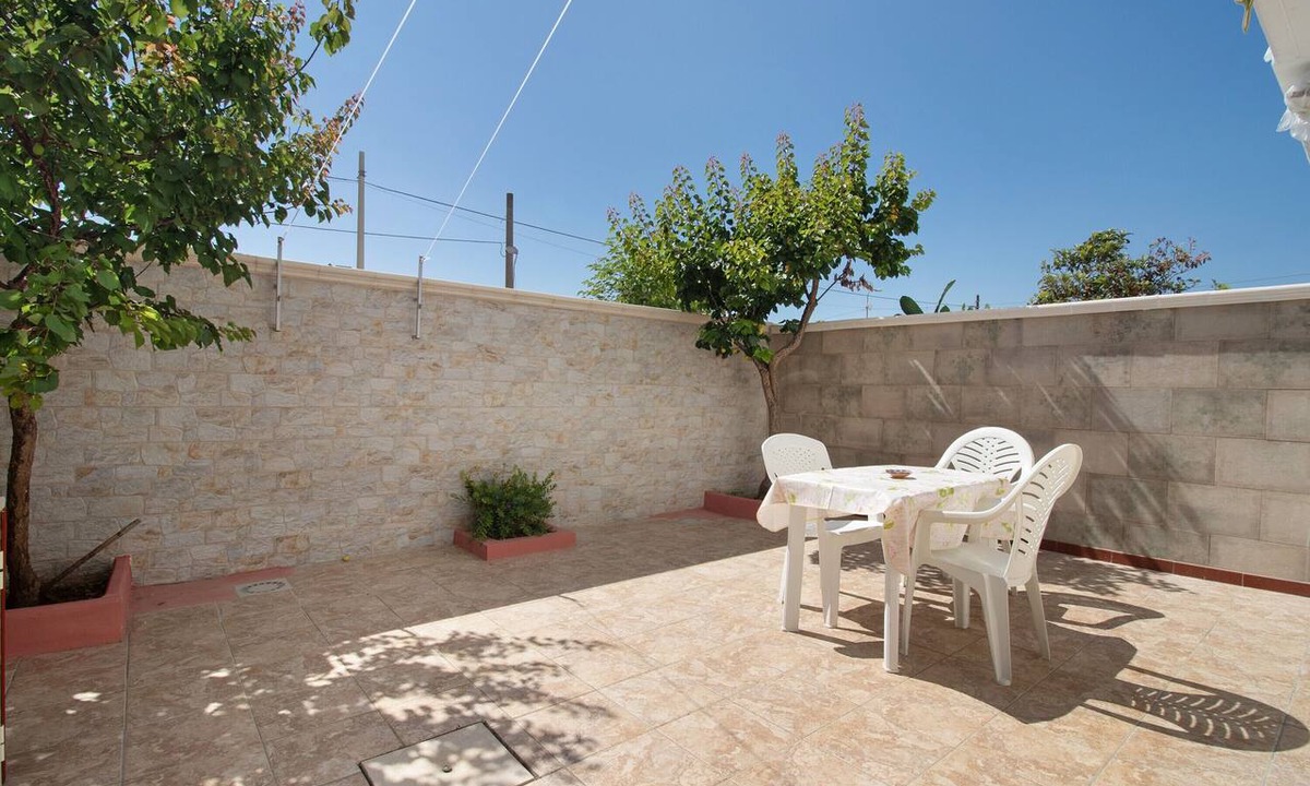 San Pietro in Bevagna Apartment | Apartment 'Lelia' with Private Terrace, Private Garden and Air Conditioning
