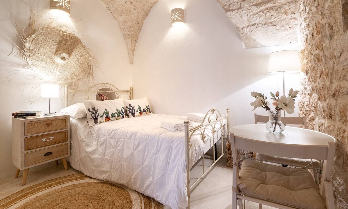 Ceglie Messapica Apartment | Apartment 'Suite Carlomaria In Ceglie' with Air Conditioning