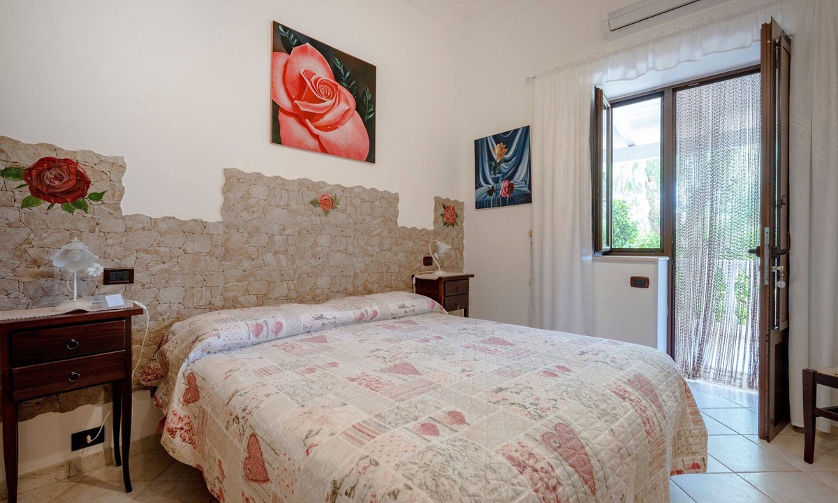 L'Assunta Apartment | Apartment 'Villa Tonia - Stanza Rosa' with Private Terrace, Wi-Fi and Air Conditioning