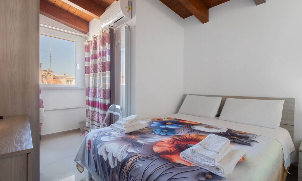 Terlizzi Apartment | Attica B&B – 'Red' Room with Shared Terrace, Wi-Fi, and Air Conditioning