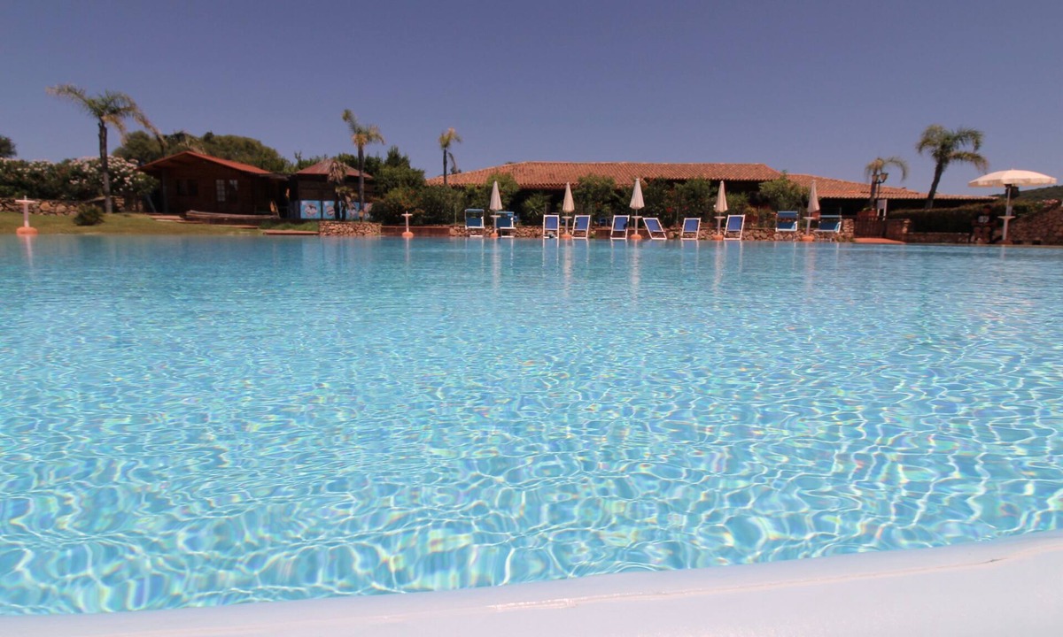 Golfo di Marinella Apartment | BEACH AT 200 METERS AND 50 METERS SWIMMING POOL, AIR CONDITIONING, PARKING PLACE