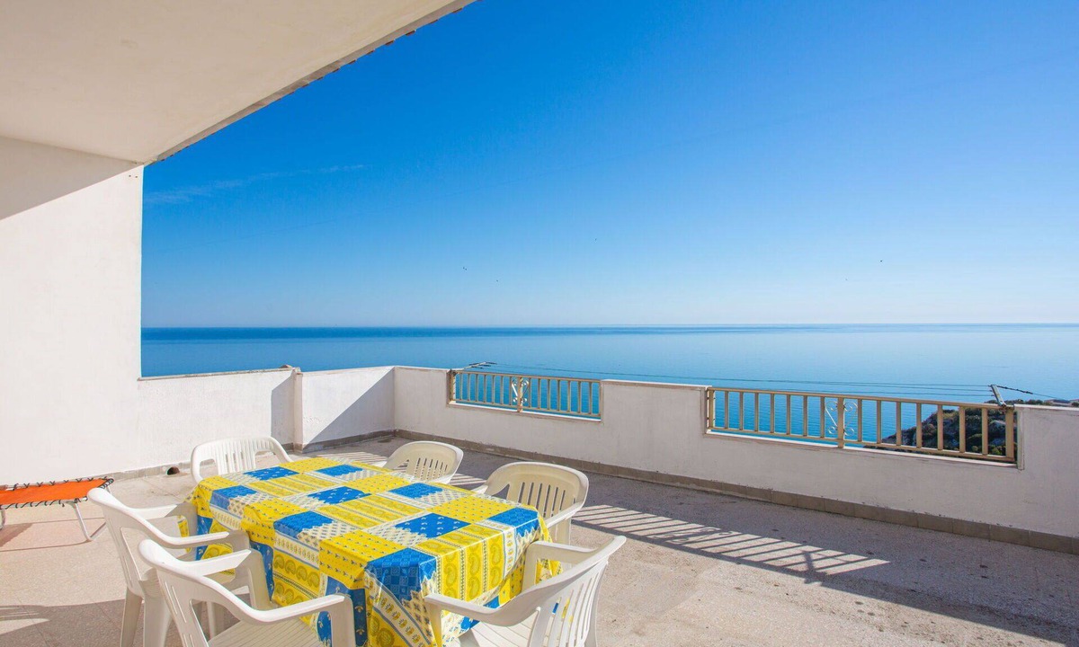 Peschici Apartment | Beautiful apartment for 7 people with WIFI, TV, terrace and pets allowed