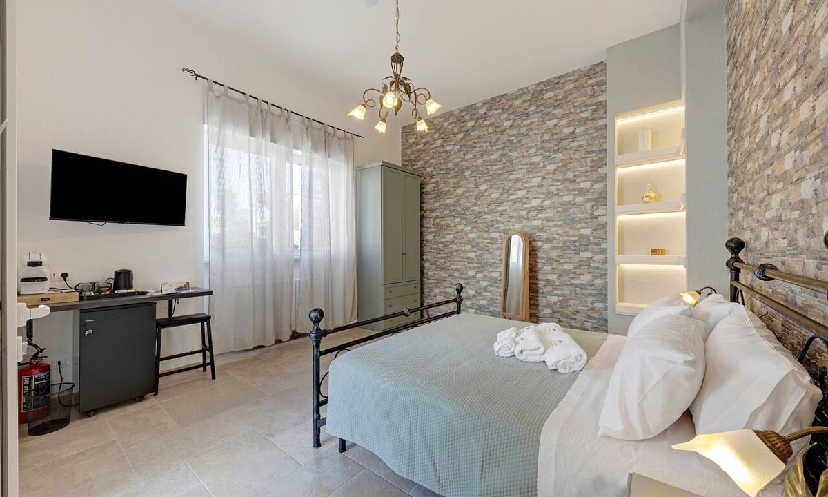Ugento Bed & Breakfast | Bed and Breakfast 'L'Aurora - Alba Room' with Shared Terrace, Wi-Fi and Air Conditioning