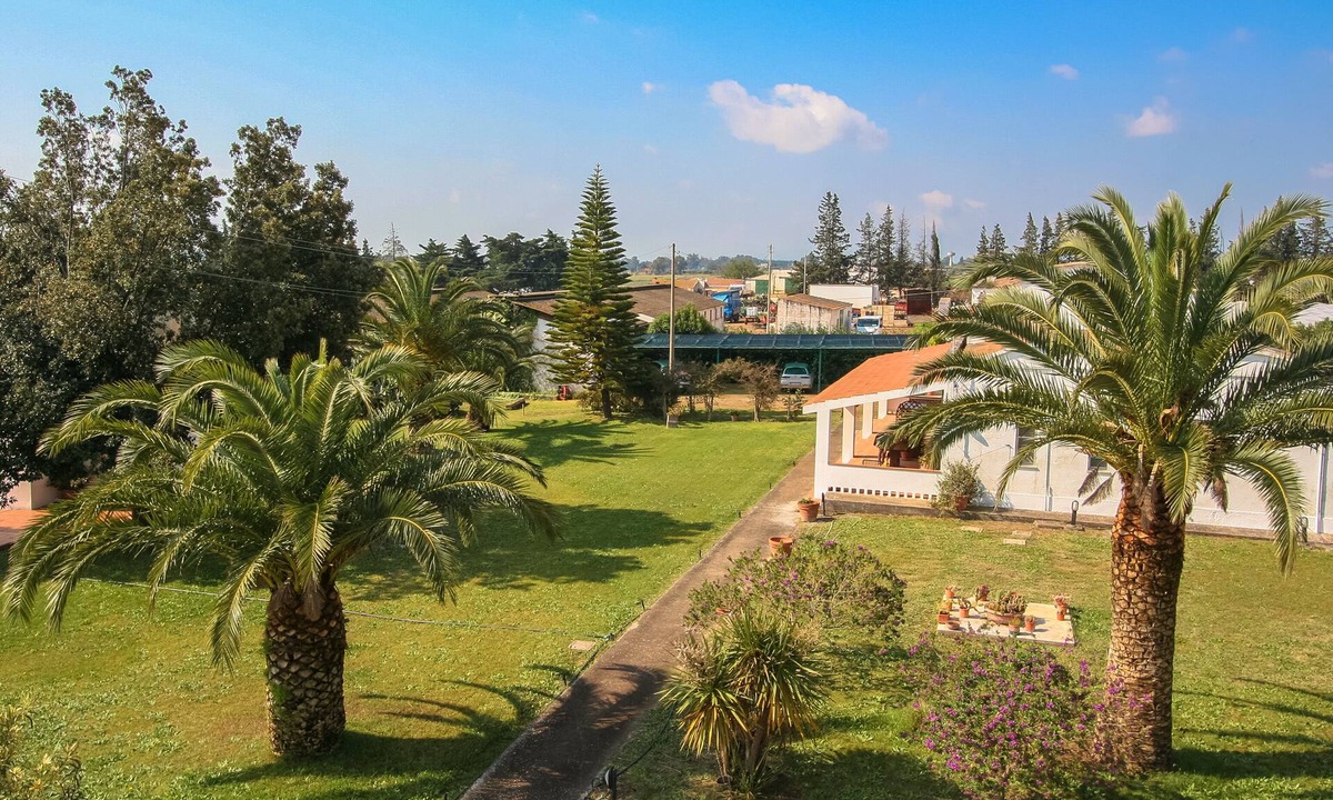 Pisticci House | Casa del Gelsomino, Ionian Coast of Matera: 5 km from the sea, A/C, garden, Wi-Fi