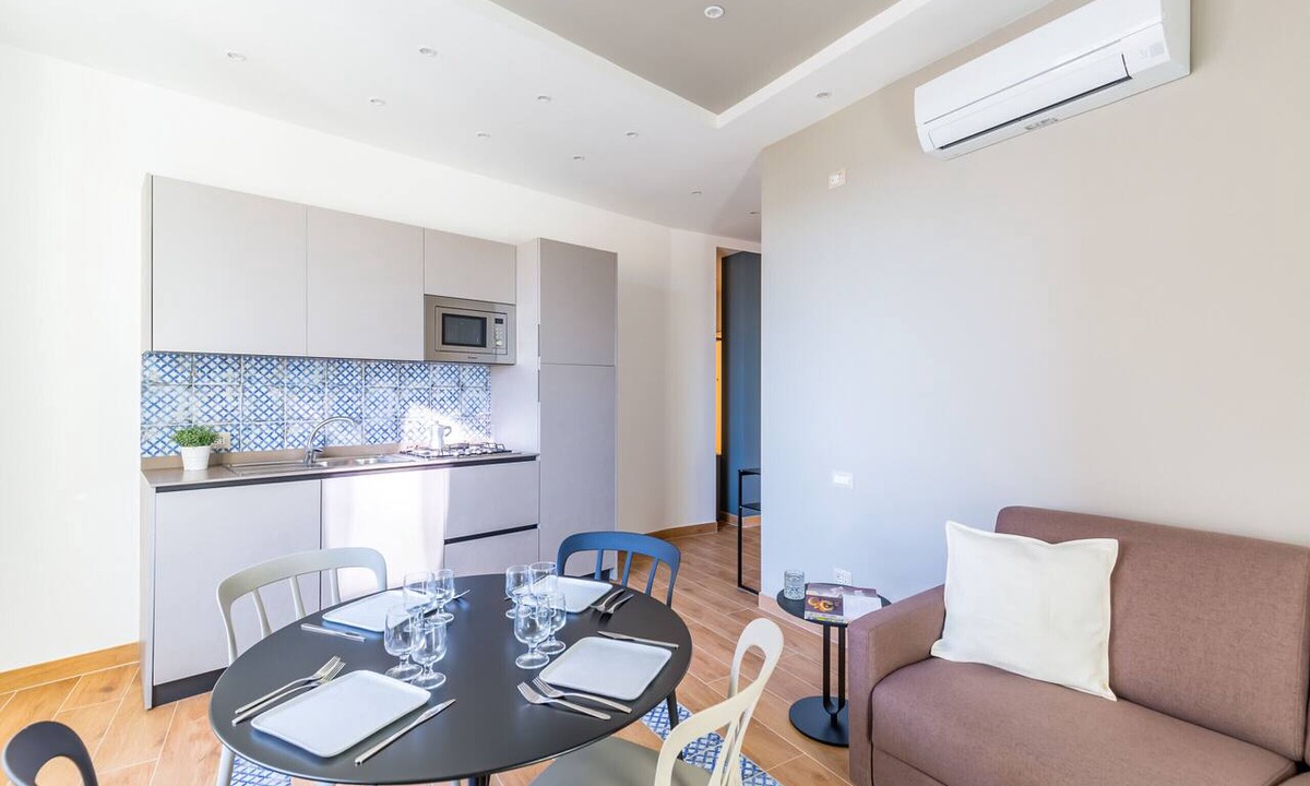 Chiaia Apartment | Colonna Apartment 4 by Wonderful Italy