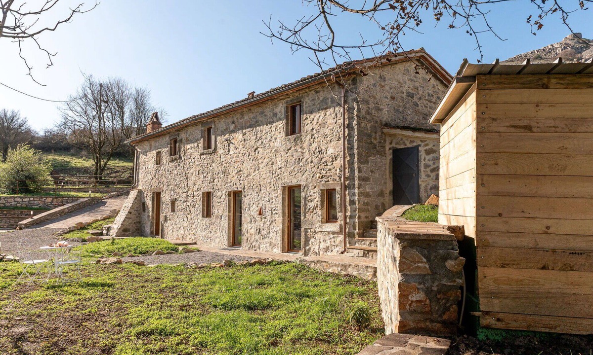 Arcidosso House | Cosy apartment in villa for 6 guests with patio, pets allowed and panoramic view