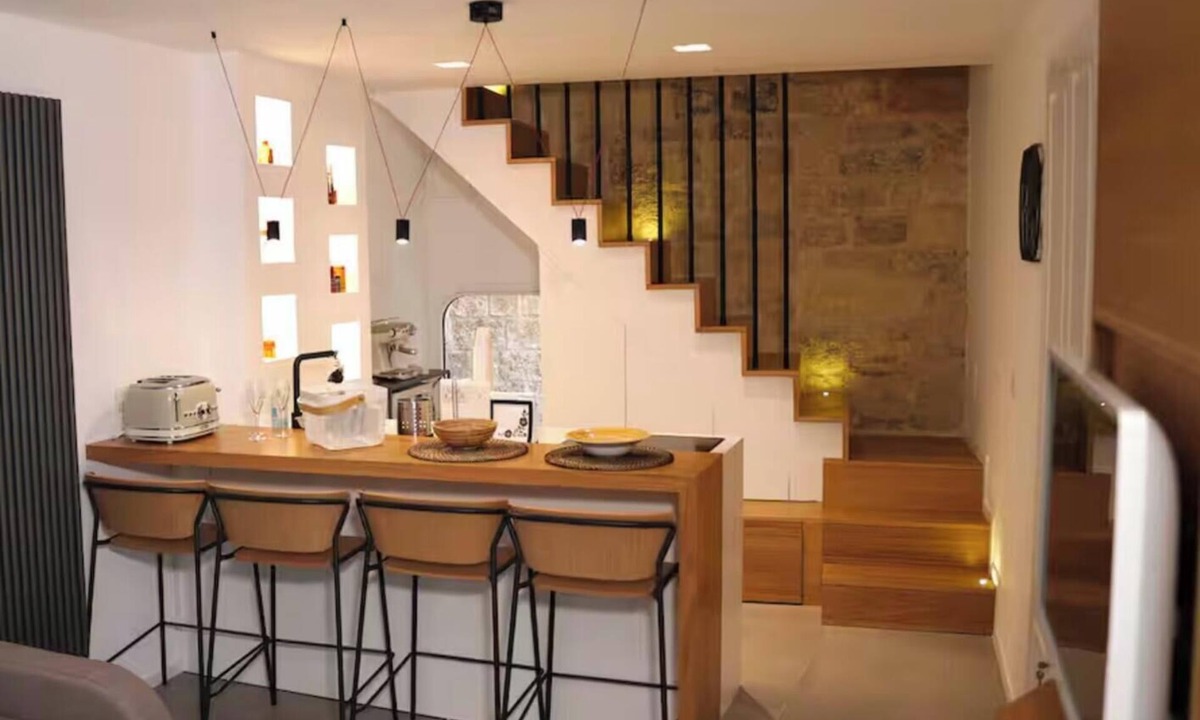 Bari City Centre Apartment | Doña Maria Holiday Home - Luxury Home with Jacuzzi in Bari Historical Centre