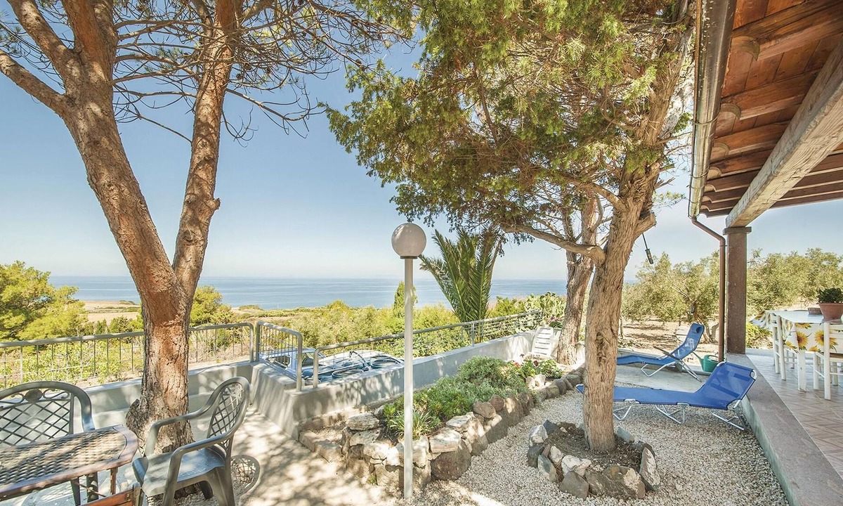 Castelsardo House | Enjoy the fantastic view of the sea of Castelsardo from this small detached house.