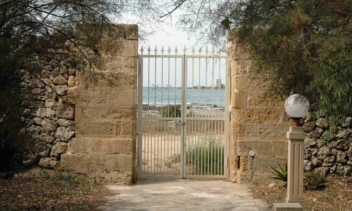Punta Prosciutto Apartment | Flat in Apulia with Veranda and Garden at the Sea