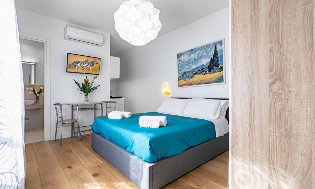 Ruggero Settimo House | GuestHost - Nice studio apartment of about 30sqm, able to comfortably accommodate up to 2 people, located on the seventh floor of a building with elevator. The property is located in the heart of the historic center of Palermo, in the Restricted Traffic