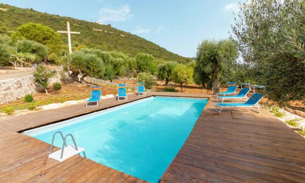 L'Assunta Villa | GuestHost - Spacious villa & trullo with swimming pool, able to comfortably accommodate up to 20 people. The accommodation boasts two views (north and south), from which you can admire both the sea and the hills of the Murgia, and offers large outdoor sp