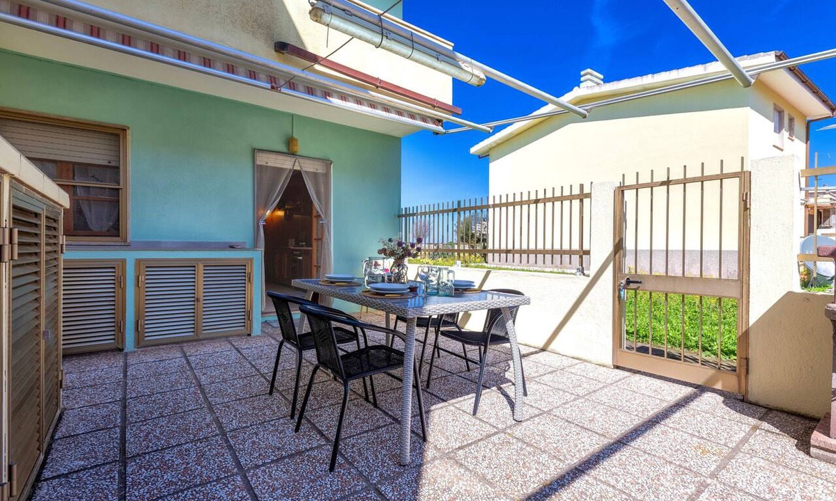 Lu Bagnu House | Holiday Home 'A due passi dal Mare' with Sea View, Private Terrace & Wi-Fi