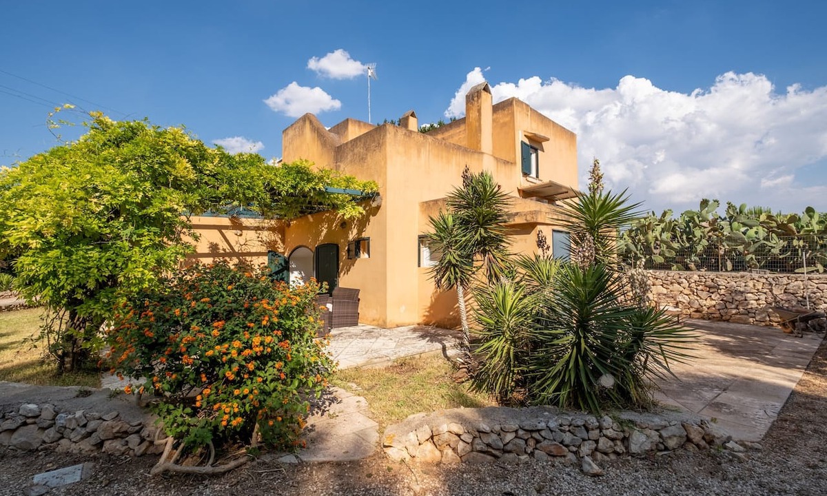 Sannicola Villa | Holiday Home 'A Few Minutes from the Sea' with Large Fenced Garden, Wi-Fi & Air Conditioning