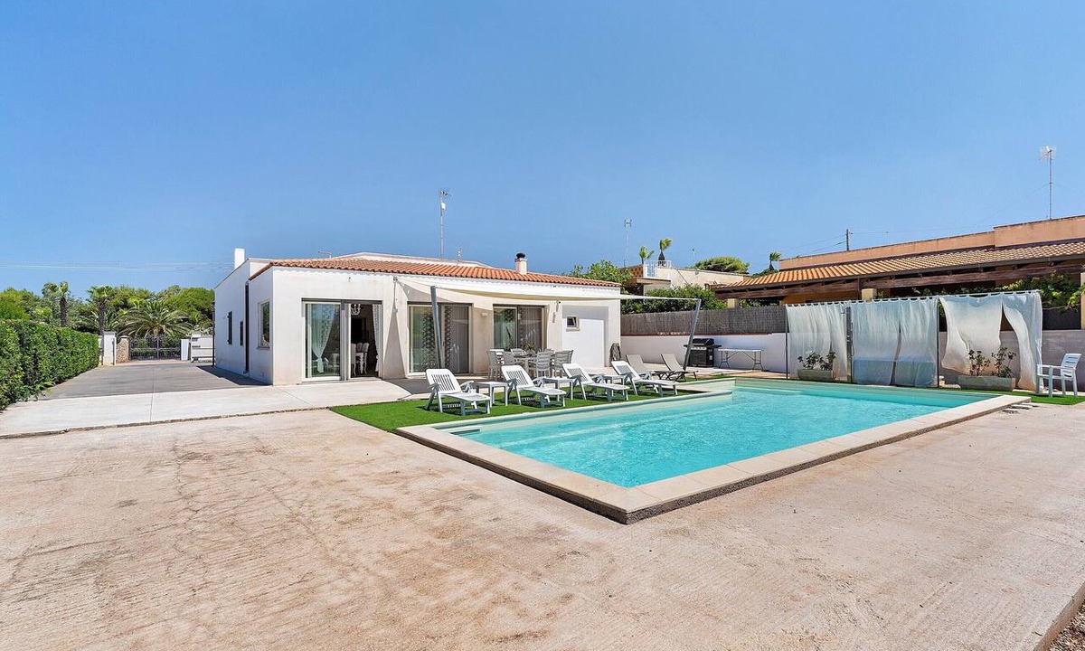 Torre Suda House | Holiday Home 'Alisea' with Sea View, Wi-Fi and Air Conditioning