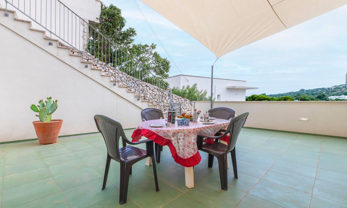 Castro Marina House | Holiday Home 'Casa Margherita' with Private Terrace and Air Conditioning