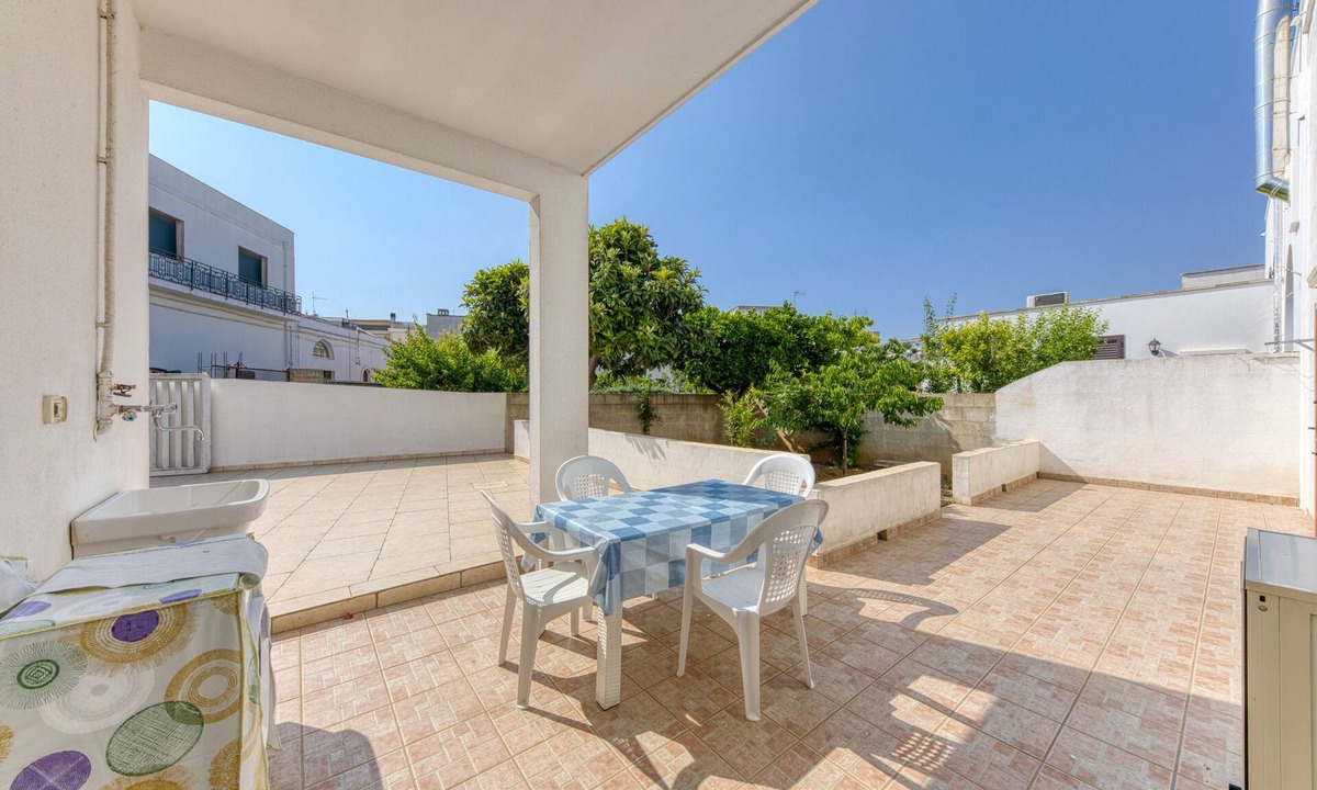 Felline House | Holiday Home 'Casa Saulle - Costruzione Tipica' with Terrace, Garden and Air Conditioning