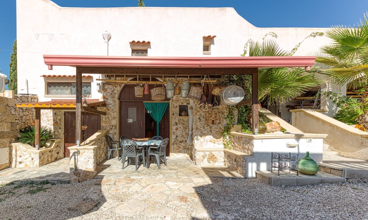 Torre Pali House | Holiday Home Casale Lucia with Sea View, Garden and Wi-Fi