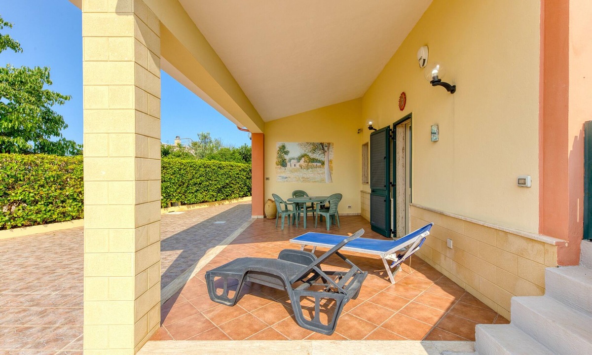 Morciano di Leuca House | Holiday Home 'Villetta Il Boschetto' with Shared Pool, Private Garden and Air Conditioning
