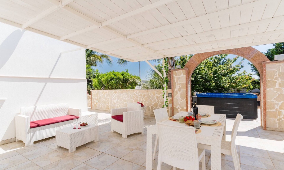 Porto Cesareo House | Holiday Home 'Luna Rossa Salento - Casa Rossa' with Sea View, Jacuzzi & Wi-Fi