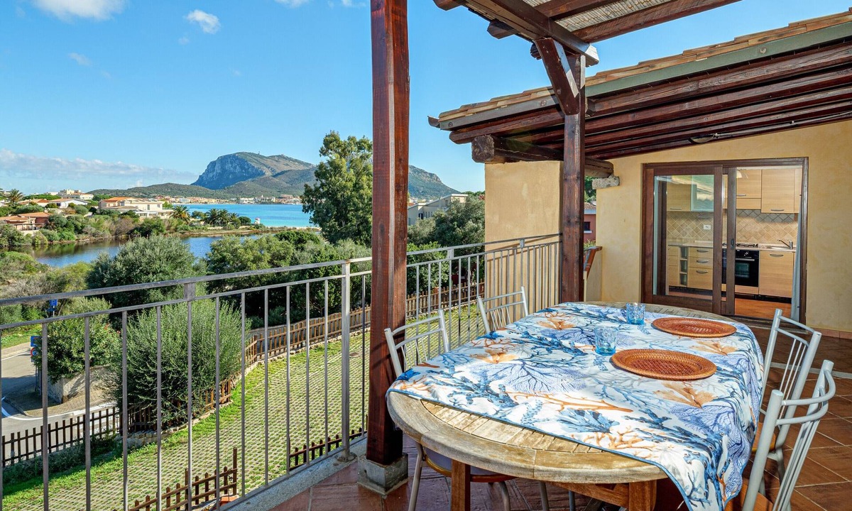 Baia Caddinas House | Holiday Home 'Orizzonti 34' with Sea View, Private Terrace and Air Conditioning
