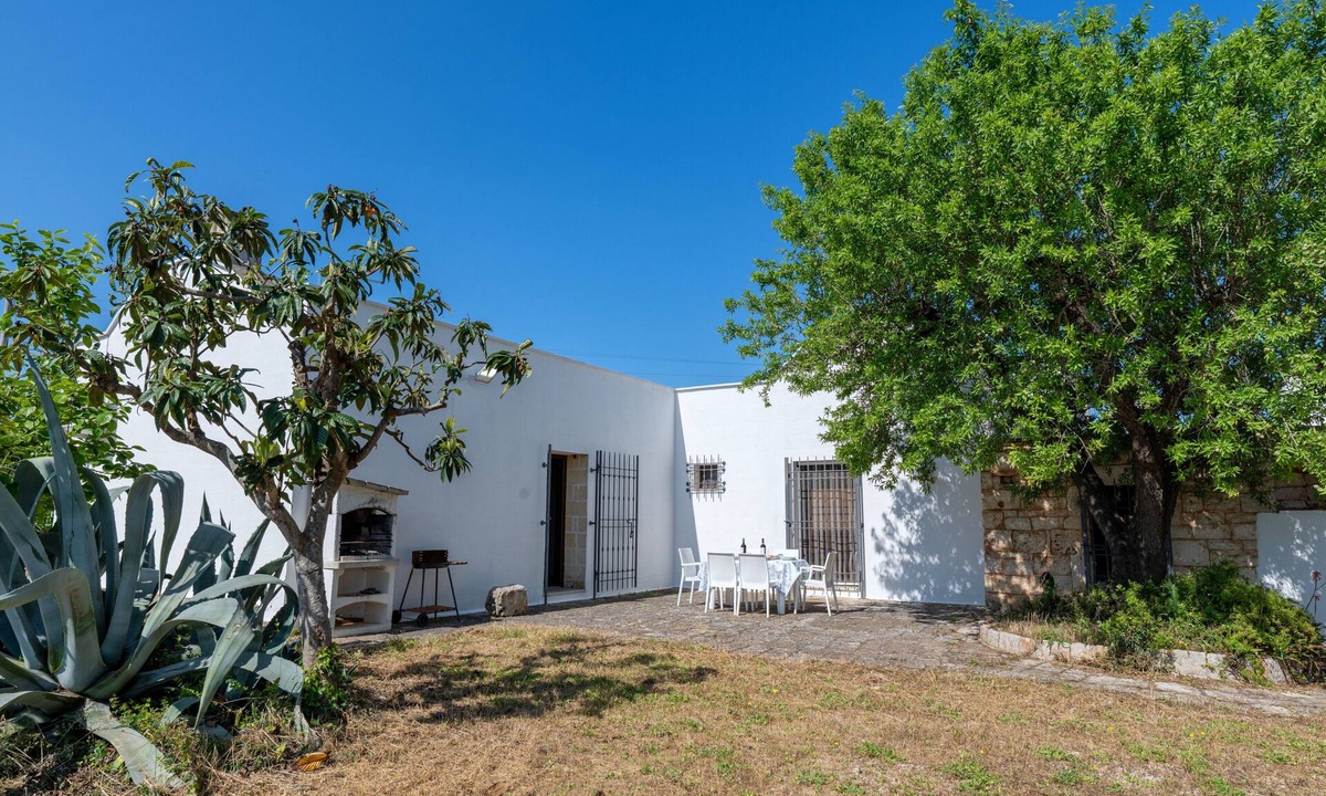 Ceglie Messapica House | Holiday Home 'Trullo Giovanni' with Private Garden, Wi-Fi and Air Conditioning