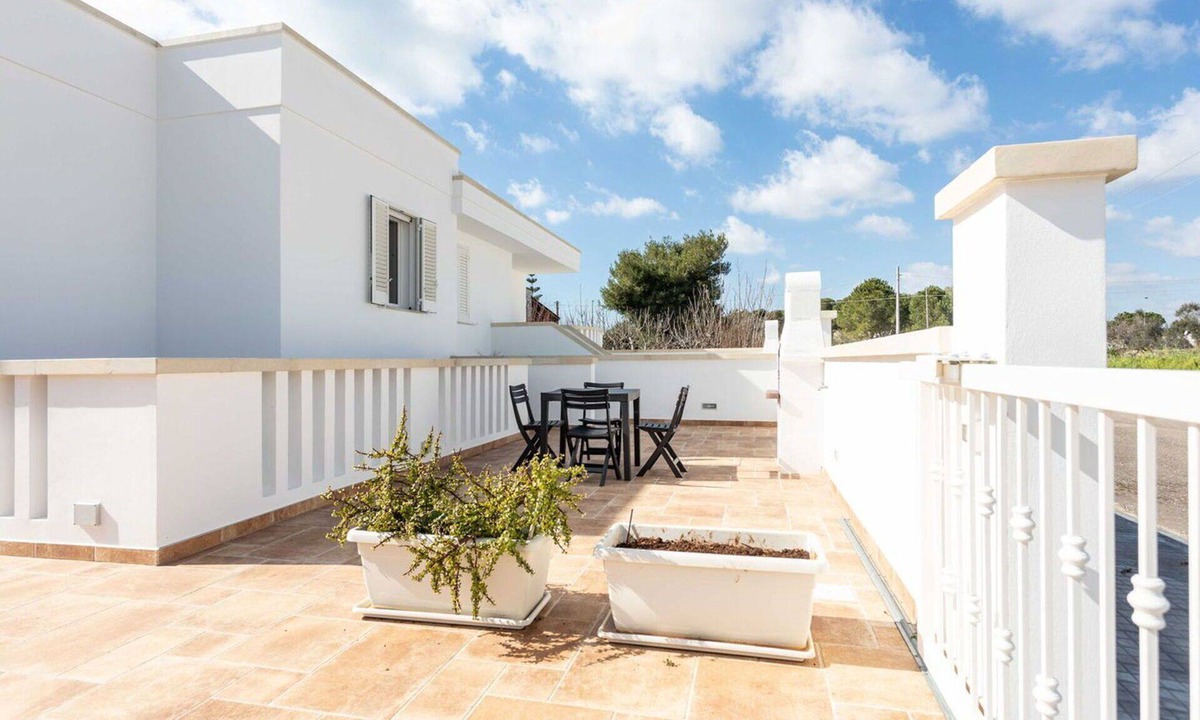Marina di Pescoluse House | Lovely apartment in villa for 4 guests with A/C, TV and patio