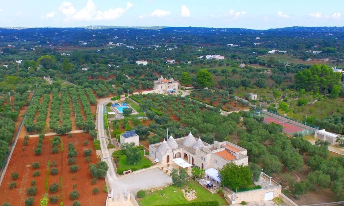 Alberobello House | Magical Residence Swimming Pool Tennis Football 9 Bedroom+ 2 Sleeps 8/32 11 bath
