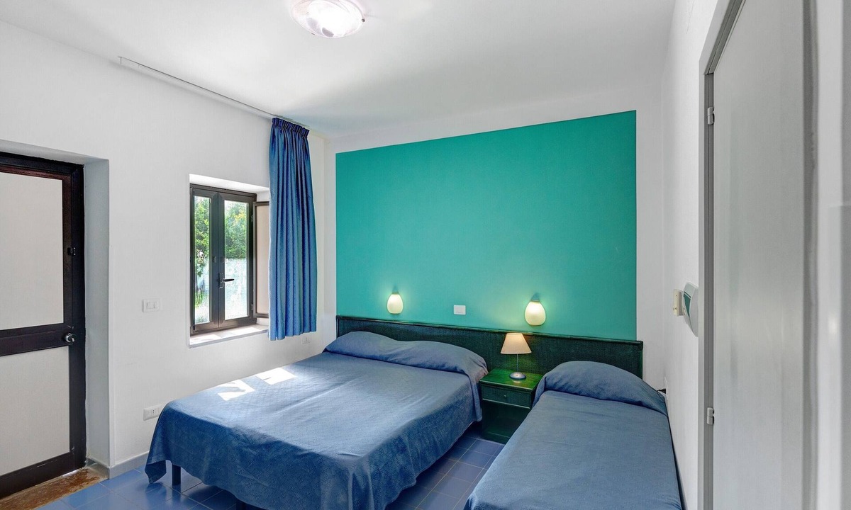 Laura Apartment | Marina Living Rooms – Basic Triple Room with Shared Pool, Wi-Fi and Air Conditioning