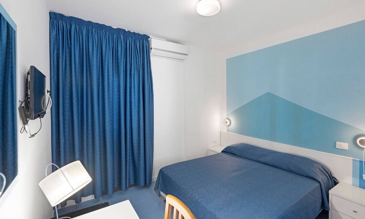 Laura Apartment | Marina Living Rooms – Economy Double Room with Shared Pool, Wi-Fi and Air Conditioning