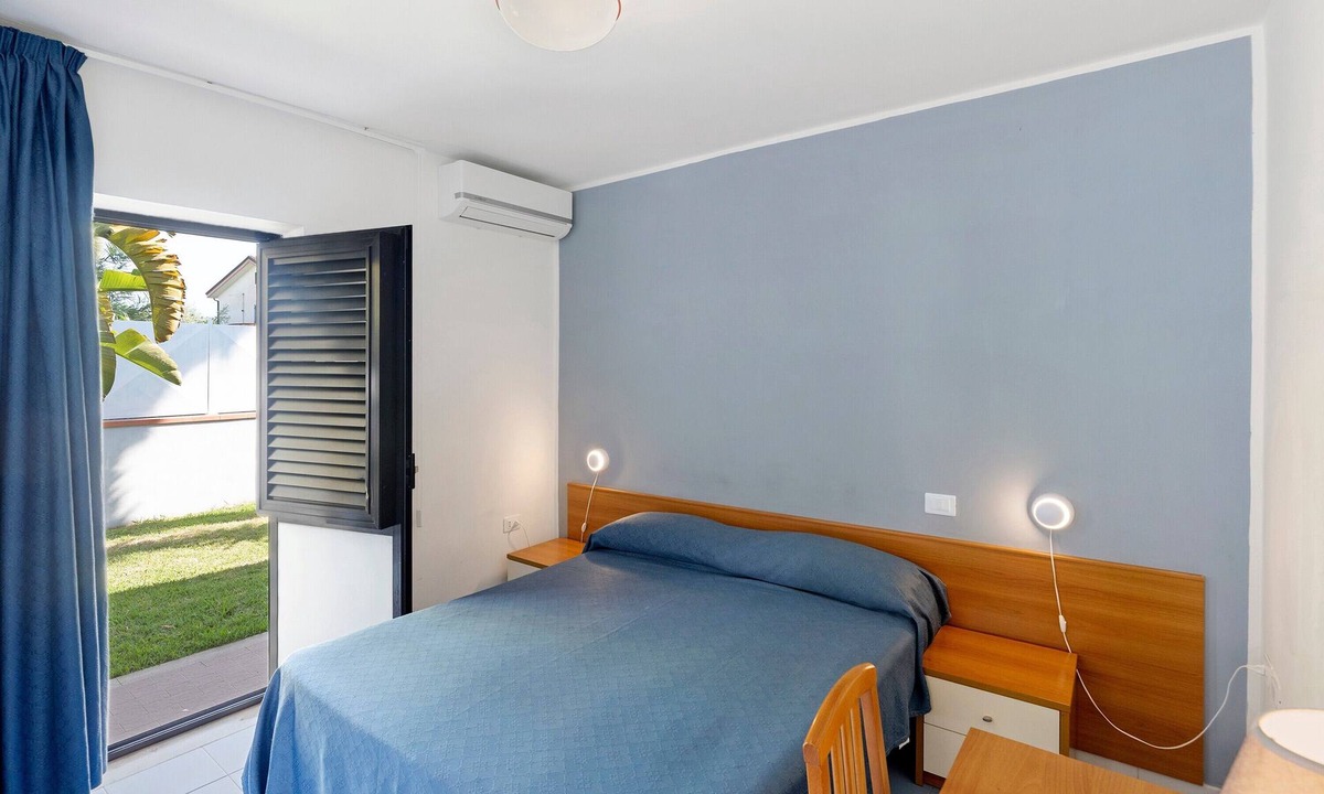 Laura Apartment | Marina Living Rooms – Economy Double Room with Shared Pool, Wi-Fi, and Air Conditioning