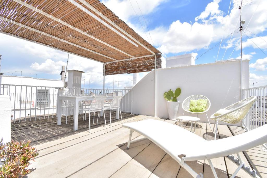 Ceglie Messapica Apartment | Mina's roof apartment terrace: whit sea view