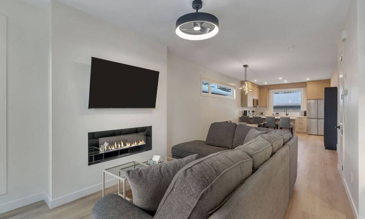 Shaganappi House | Modern 2BR/2BA Suite: 5-Min Walk to LRT & Golf with Garage Parking