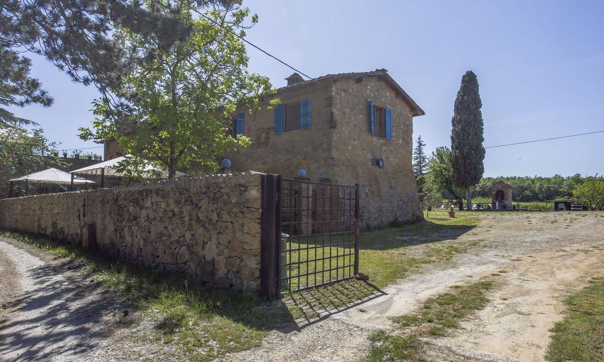 Monteriggioni Villa | Nice apartment in villa for 6 people with WIFI, pool, TV, patio, pets allowed and panoramic view