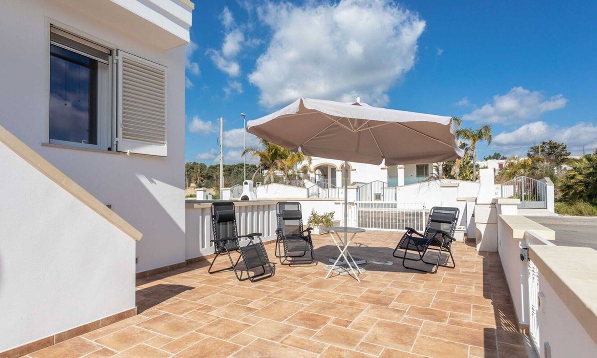 Marina di Pescoluse House | Nice apartment in villa for 4 guests with A/C, TV, patio and pets allowed