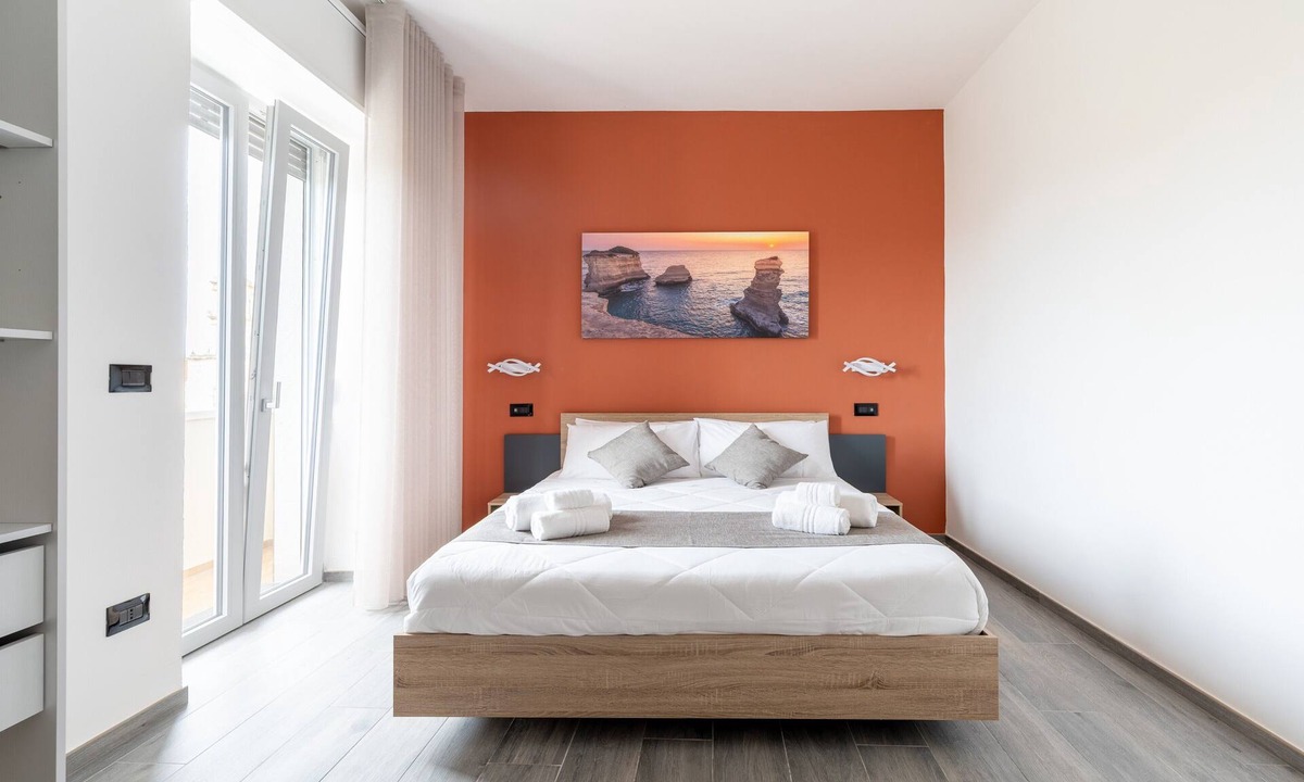 Melendugno Apartment | Piazza Pertini - Room Rubino with Balcony, Wi-Fi and Air Conditioning