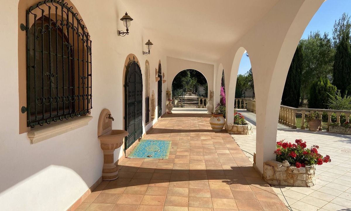 San Vito dei Normanni Villa | Private Villa with large gardens, pool and swim up bar