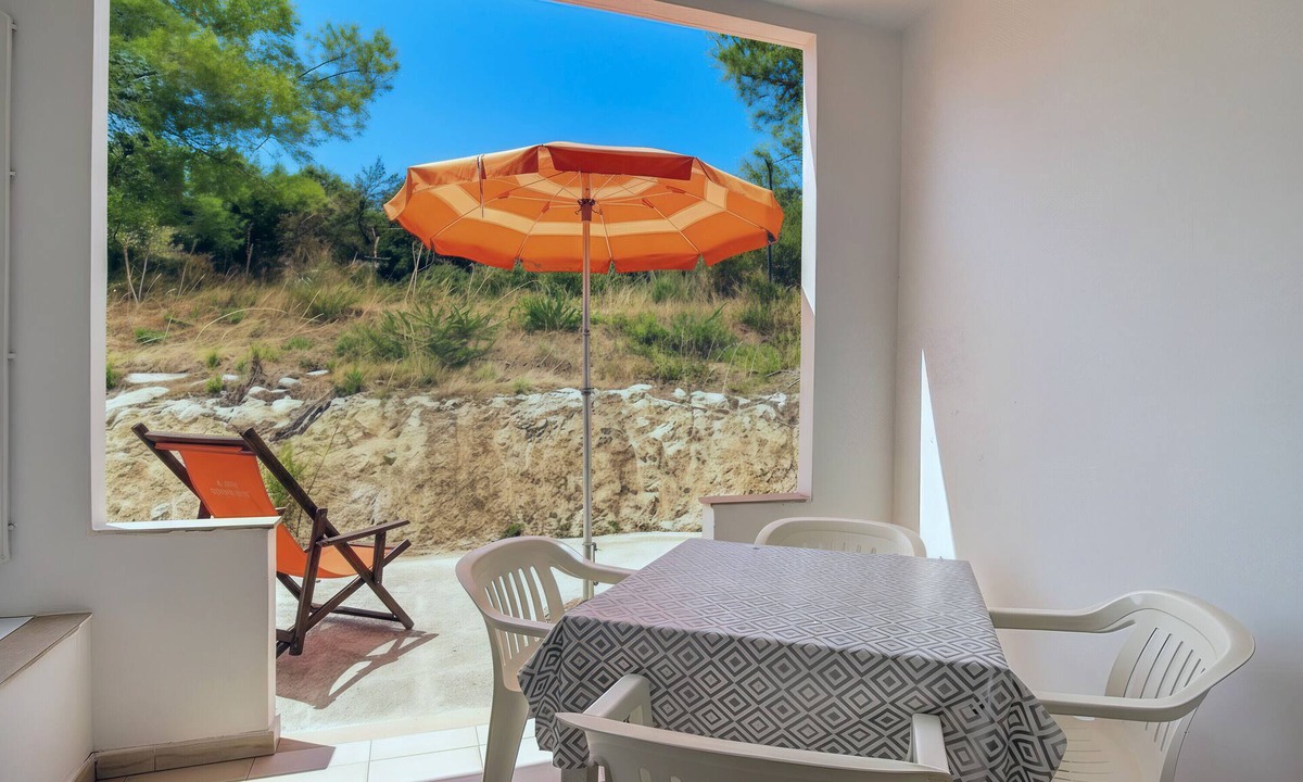 Chiesiola Resort | Property in a holiday village 'Baia Falcone - Standard 305' with sea view and air conditioning