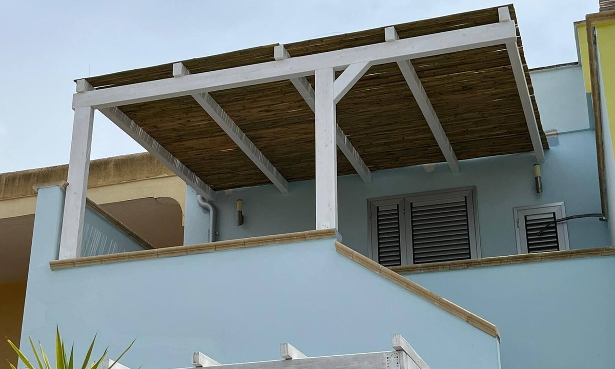 Lido Marini Apartment | Relaxation in Lido Marini: Terrace and air conditioning