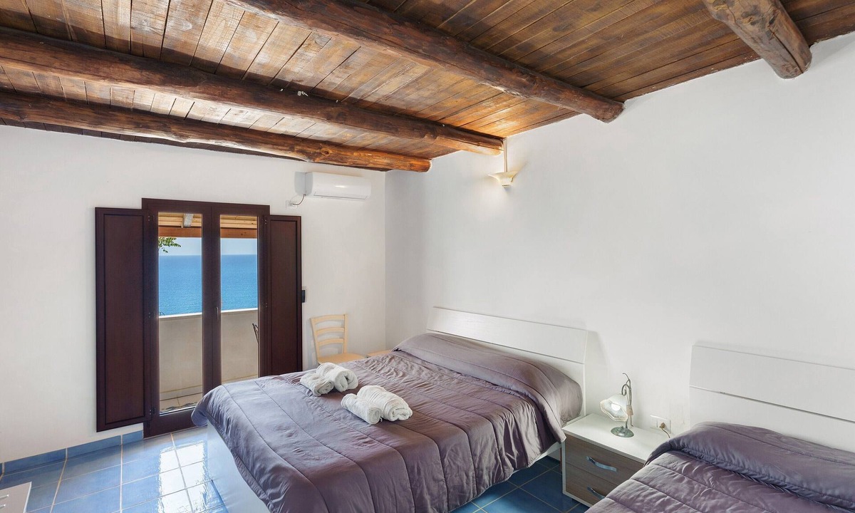 Caprioli Apartment | Room 'Camera Palinuro Vista Mare' with Sea View, Wi-Fi and Air Conditioning
