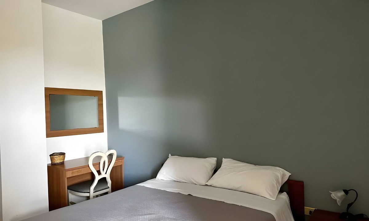 Vignacastrisi Apartment | Room 'Flora 3' with Shared Terrace, Wi-Fi and Air Conditioning