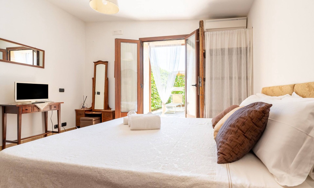 Carpignano Salentino Apartment | Room 'Masseria Giamarra, Room 1' with Shared Pool, Wi-Fi and Air Conditioning