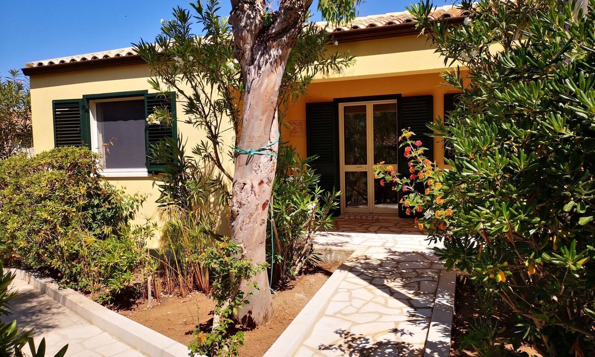 Marina di Modica House | Schöner, neuer und zentraler Bungalow direkt am Sandstrand auf Sizilien by Interhome